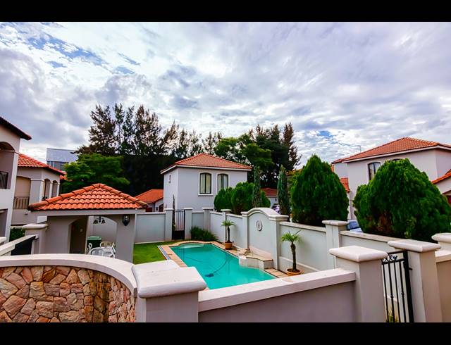 3 BEDROOM APARTMENT SOLD IN BRYANSTON